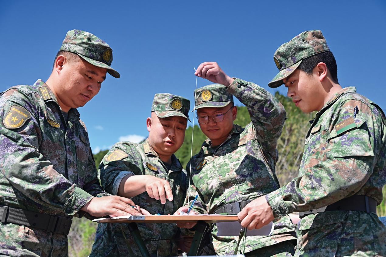 _軍分區(qū)組織全區(qū)軍官、文職人員開展野外識圖用圖訓(xùn)練 (1)