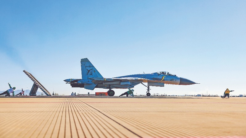 海軍航空大學(xué)某大隊(duì)艦載機(jī)陸基起降訓(xùn)練掠影